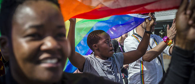 Des participants &#224; la Gay Pride de Swakopmund, en Namibie, sur la rue principale en juin 2016. La question de l'homosexualit&#233; n'a pas de fronti&#232;res et interroge toutes les soci&#233;t&#233;s.