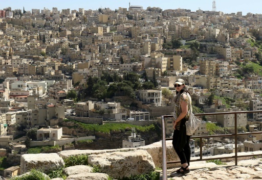 Une touriste visite la citadelle d'Amman en Jordanie, le 13 mars 2018 © KHALIL MAZRAAWI AFP