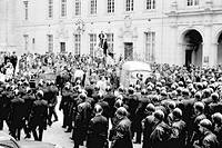 3 mai&nbsp;68&nbsp;au Quartier latin&nbsp;: l'&eacute;vacuation de la Sorbonne par la police met le feu aux poudres