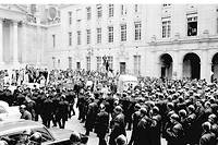  Dans la cour de la Sorbonne envahie par la police, le 3 mai 1968. 