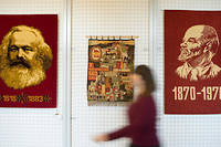  Exposition d'art textile à Dresde, en Allemagne. Tapisseries représentant Karl Marx (à gauche) et Lénine (à droite).  ©Sebastian Kahnert