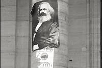  Affiche portant le portrait Karl Marx, placardée sur une colonne de la Sorbonne, le 30 mai 1968.   
