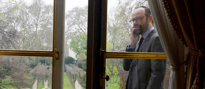 Myst&#232;re. Le Premier ministre, &#201;douard Philippe, au balcon de&#160;son bureau donnant sur le jardin de l&#8217;h&#244;tel de Matignon, le 12 avril.
