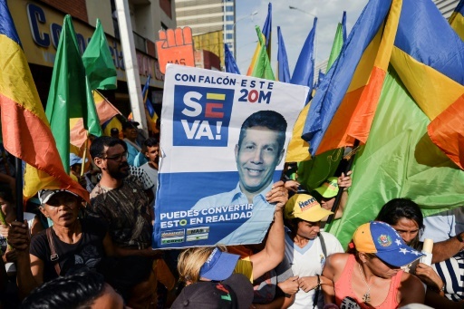 Des supporteurs de l'opposant Henri Falcon, candidat à la présidentielle, lors d'un meeting de campagne, le 2 mai 2018 à Barquisimeto, au Venezuela © Luis ROBAYO AFP