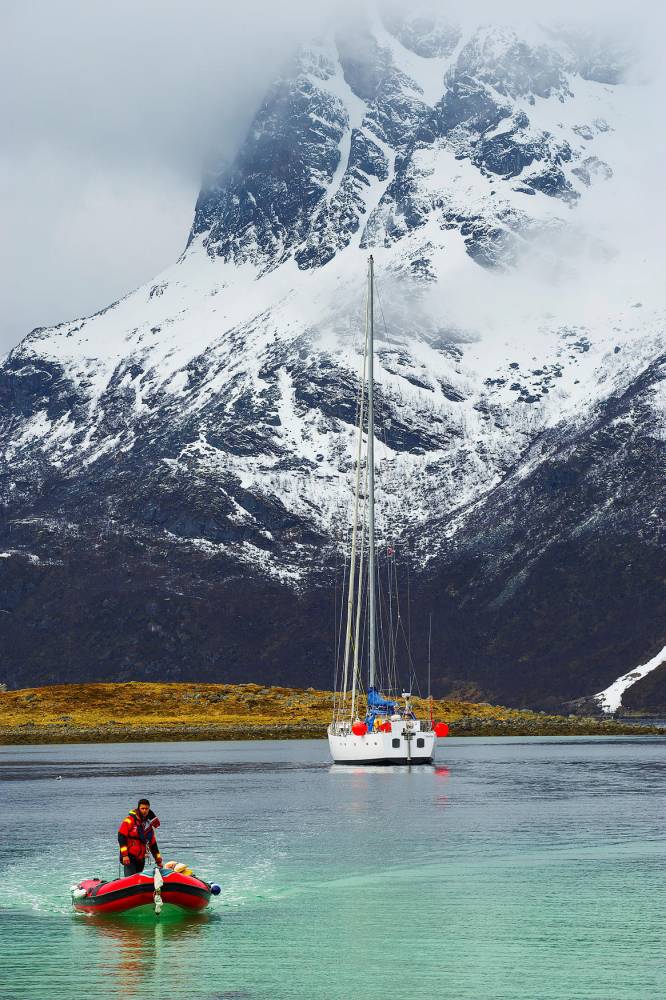 <p>Olivier Pitras a jeté l’ancre de son voilier, le « Southern Star », dans l’Ersfjorden, au pied d’à-pics enneigés.</p><section class=
