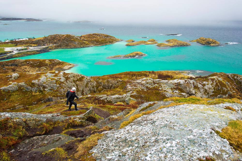 <p>Randonnée sur l’île de Sommarøy, avec vue sur les eaux turquoise de la mer de Norvège.</p> © Christophe Migeon 