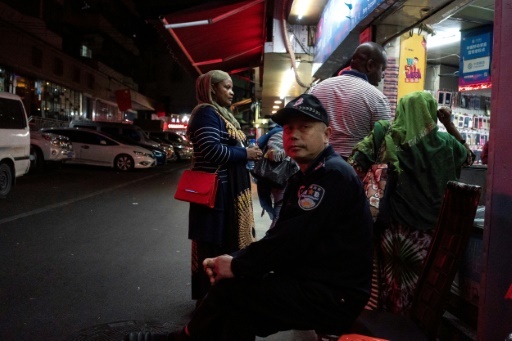 Un agent de sécurité chinois dans une rue de la "Cité chocolat", le 1er mars 2018 à Canton, dans le sud de la Chine © FRED DUFOUR AFP