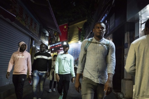 Des Africains dans une rue de la "Cité chocolat", le 1er mars 2018 à Canton, dans le sud de la Chine © FRED DUFOUR AFP