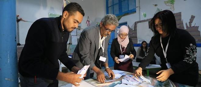 Le d&#233;compte des voix dans un bureau de vote &#224; Tunis ce