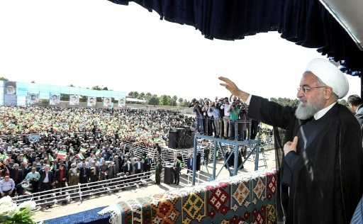 Le président iranien Hassan Rohani salue la foule lors d'un rassemblement, le 6 mai 2018 à Sabzevar, dans le nord-est du pays © - Présidence iranienne/AFP
