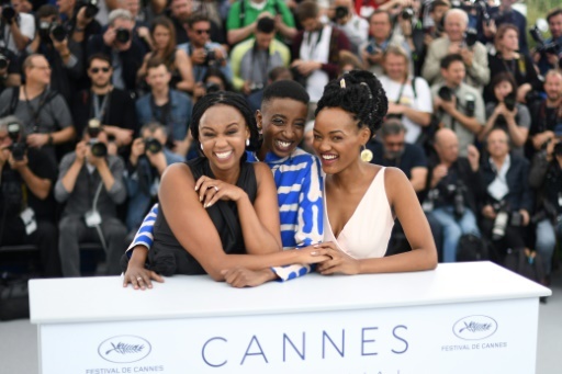 (g-d) la cinéaste kényane Wanuri Kahiu, et les actrices kényanes Samantha Mugatsia et Sheila Munyiva présentent le film "Rafiki", le 9 mai 2018 au 71e Festival de Cannes © LOIC VENANCE AFP