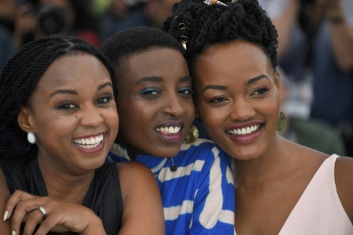 (g-d) la cinéaste kényane Wanuri Kahiu, et les actrices kényanes Samantha Mugatsia et Sheila Munyiva présentent le film "Rafiki", le 9 mai 2018 au 71e Festival de Cannes © LOIC VENANCE AFP