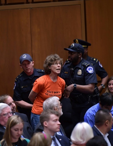 Une manifestante est expulsée de l'audition de la candidate pour diriger la CIA, Gina Haspel, par une commission du Sénat américain, le 9 mai 2018 à Washington
 © MANDEL NGAN AFP