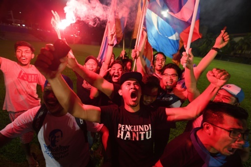 Des feux d'artifices ont éclairé Kuala Lumpur, lors de la prestation de serment du nouveau premier ministre. La nuit précédente, la victoire de l'opposition avait entraîné des scènes de liesse.  © Mohd RASFAN AFP