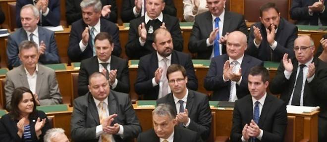 Hongrie: Orban prete serment pour un troisieme mandat de Premier ministre