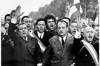  Appel. Derrière les ministres André Malraux (au centre, échevelé, derrière lui François-Marie Banier.) et Michel Debré (à g., bras levé), de 300 000 à 400 000 manifestants se pressent sur les Champs-Élysées, le 30 mai 1968, en soutien au général de Gaulle. 