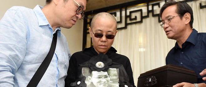 Liu Xia (au centre) veuve de Liu Xiaobo le 15 juillet 2017.