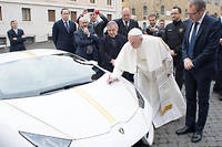 Le pape Fran&ccedil;ois se s&eacute;pare de sa Lamborghini aux ench&egrave;res