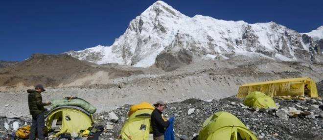 Sur l'Everest, la "fievre du sommet" pousse aux prises de risques