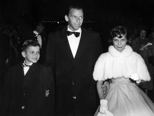 Frank Sinatra et deux de ses enfants, Frank Jr et 
Nancy, le 27 mars 1954 à Hollywood. © STAFF AFP