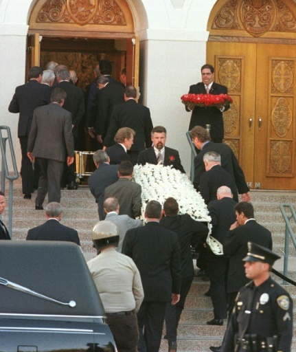 Le cercueil de Frank Sinatra, recouvert de fleurs blanches, est porté dans l'église le jour de ses obsèques, le 19 mai 1998 à Los Angeles © HECTOR MATA AFP
