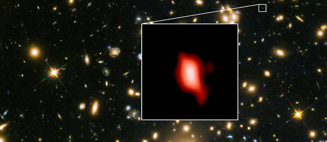La lointaine galaxie MACS 1149-JD1 observ&#233;e par ALMA, resitu&#233;e par rapport &#224; l'amas de galaxies MACS j1149.5+223 qui a servi de lentille gravitationnelle pour sa d&#233;tection.&#160;