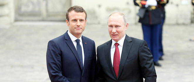 L&#8217;heure des choix. Emmanuel Macron re&#231;oit Vladimir Poutine au ch&#226;teau de Versailles.