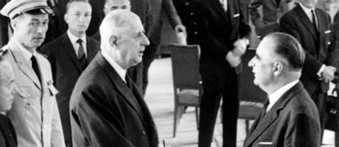 Le président de la République Charles de Gaulle serre la main du Premier ministre Georges Pompidou dans le salon d'honneur de l'aéroport d'Orly, le 20 septembre 1964, avant de s'envoler pour la Guadeloupe.   