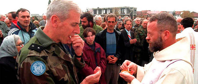 Le g&#233;n&#233;ral Jean-Ren&#233; Bachelet, qui commande les forces de l'ONU dans le secteur de Sarajevo, communie le 1er novembre 1995.