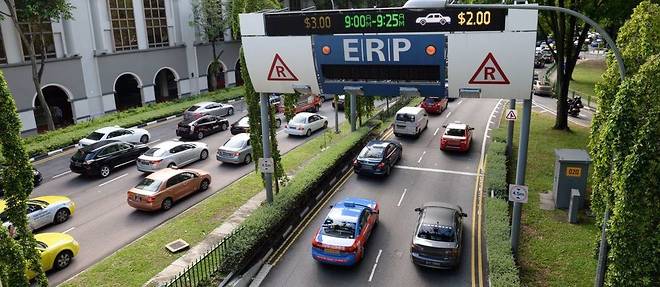 Circulation automobile &#224; Singapour. La cit&#233;-&#201;tat est consid&#233;r&#233;e comme l'une des plus avanc&#233;es au monde pour l'aide &#224; la circulation urbaine.