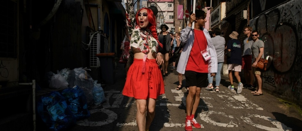 Talons hauts et drapeaux arc-en-ciel a la premiere "drag parade" sud-coreenne