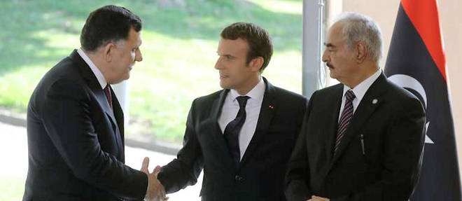 Emmanuel Macron serre la main de Fayez al-Sarraj, &#224; gauche. &#192; droite, le g&#233;n&#233;ral Khalifa Haftar. La rencontre a eu lieu le 25 juillet 2017, &#224; la Celle-Saint-Cloud (Yvelines).