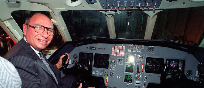 Serge Dassault, PDG des &#171;&#160;Avions Dassault&#160;&#187;, pose aux commandes du Falcon 2000 N01, en 1993.
