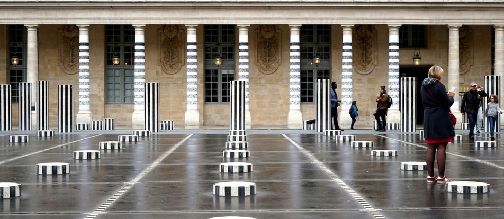 France: Daniel Buren fait retirer une oeuvre de street art du centre de Paris