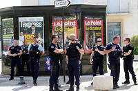  Au Pontet, près d'Avignon, les kiosques affichant la une du  Point  sur le président turc sont gardés par les forces de l'ordre.  ©ESPOSITO Ange