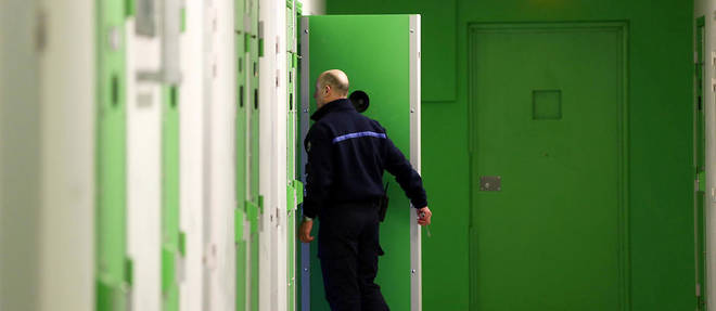 Un surveillant penitentiaire ouvre la porte d'une cellule du quartier de prise en charge des personnes radicalis&#233;es (QPR) de la prison de Lille-Ann&#339;ullin.