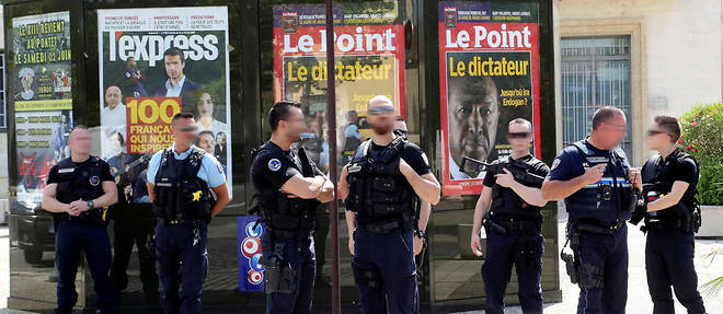 Dans le Vaucluse, des manifestatnts mena&#231;aient de br&#251;ler le kiosquier si l'affiche du Point n'&#233;tait pas retir&#233;e.
