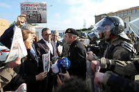  Cible. Face-à-face entre la police turque et des manifestants devant le tribunal de Silivri, près d’Istanbul, lors du procès de journalistes et de collaborateurs du quotidien « Cumhuriyet », le 9 mars. 
   (C)ERDEM SAHIN/EPA/MaxPPP
