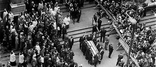  Funérailles du sénateur Robert F. Kennedy, assassiné le 5 juin 1968 à l'hôtel Ambassador de Los Angeles, 5 ans après son frère John F. Kennedy. 
