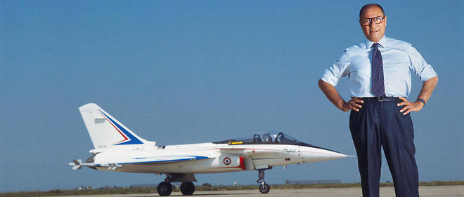 Pionnier. Serge Dassault, en 1988, devant un Rafale, l&#8217;avion de chasse devenu le fleuron du groupe Dassault Aviation.