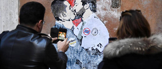 Graffitis repr&#233;sentant Luigi Di Maio et Matteo Salvini dans le centre de Rome.