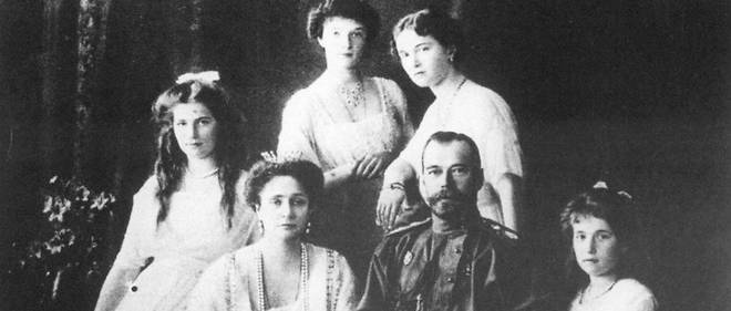 Photo prise vers 1909 de la famille imp&#233;riale russe : au centre, le tsar Nicolas II et son &#233;pouse, la tsarine Alexandra Fedorovna.