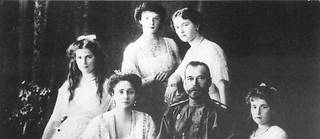  Photo prise vers 1909 de la famille impériale russe : au centre, le tsar Nicolas II et son épouse, la tsarine Alexandra Fedorovna.  ©ARCHIVES