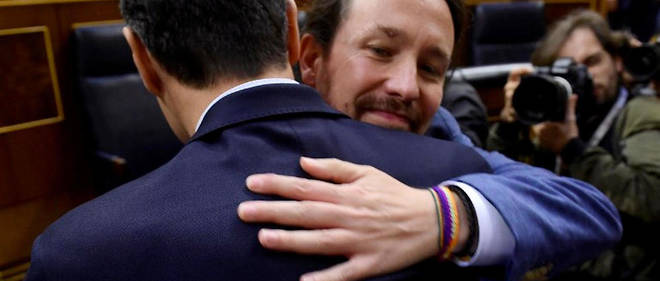 &#160;
Pedro S&#225;nchez a donn&#233; un abrazo, cette si chaleureuse accolade espagnole, &#224; Pablo Iglesias (ici de face), le leader de Podemos.
&#160;