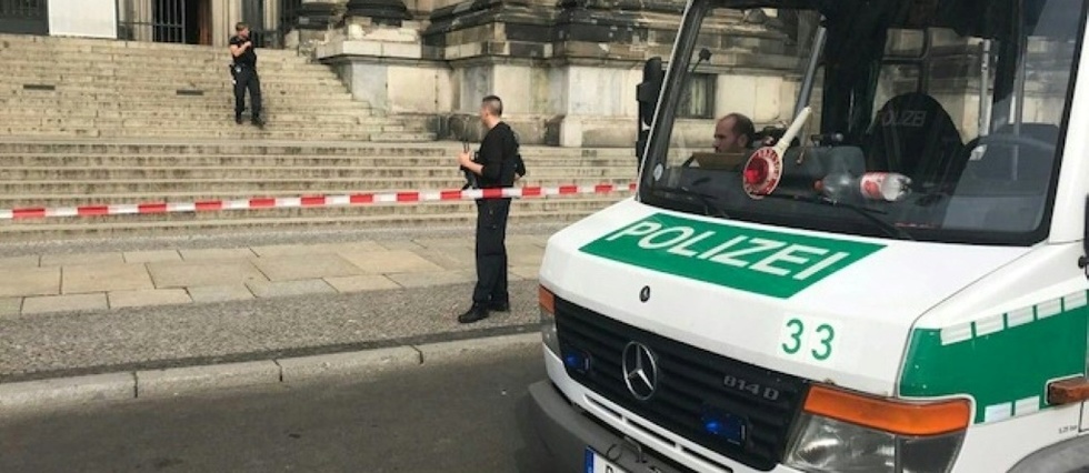 La police tire sur un homme a l'interieur de la cathedrale de Berlin