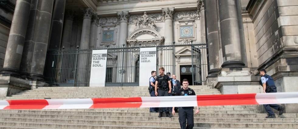 La police blesse un forcene dans la cathedrale de Berlin, "terrorisme" exclu
