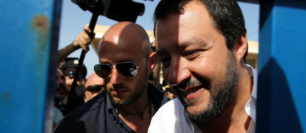 Sicile: devant un centre pour migrants, Salvini dechaine les passions