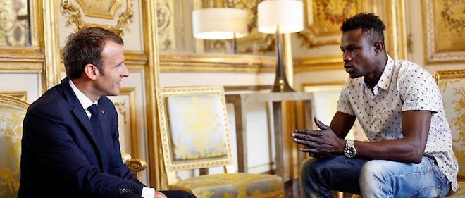 Mamoudou Gassama lors de sa visite &#224; l'&#201;lys&#233;e o&#249; il a rencontr&#233; Emmanuel Macron.