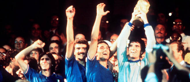 Le capitaine de l'Italie, Dino Zoff, brandit la coupe du monde.