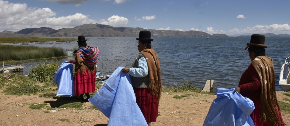 Bolivie: des indigenes nettoient le lac Titicaca pour l'exemple
